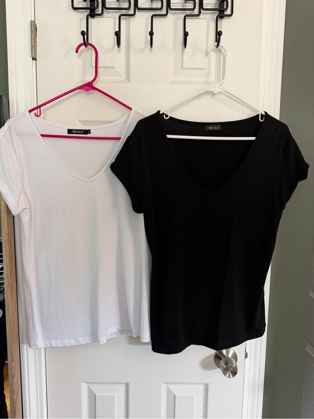 Women’s V-Neck Short Sleeve Tops— Black & White